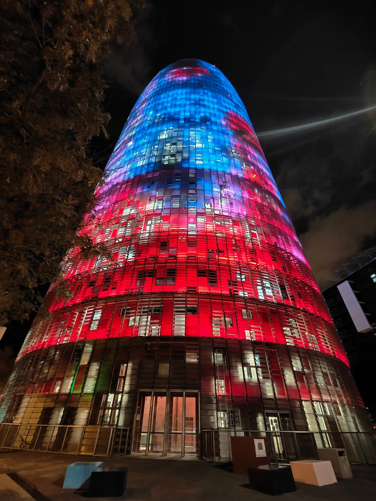 Torre Agbar iluminada de rojo y azul