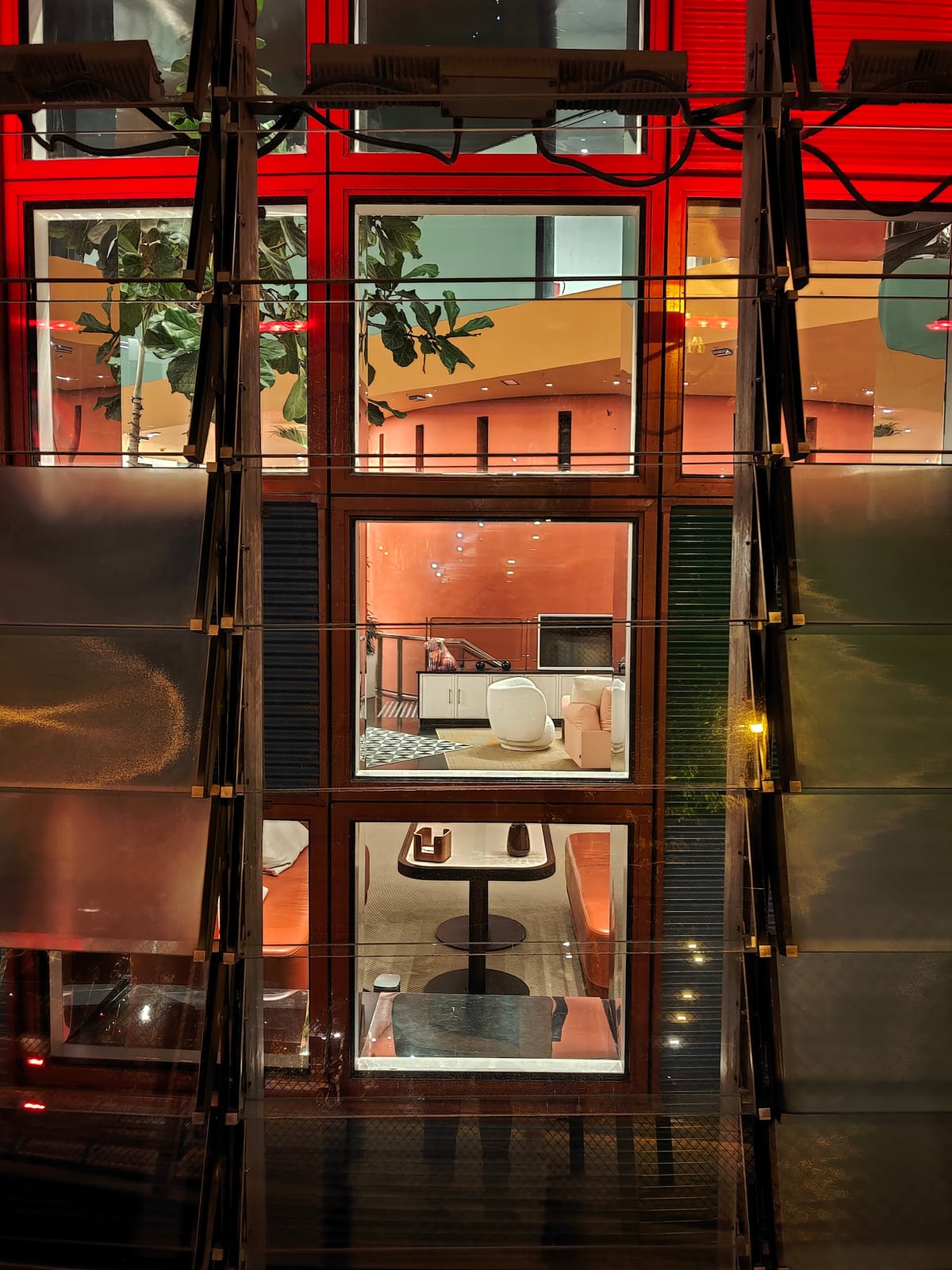 Interior de un edificio moderno con iluminación nocturna