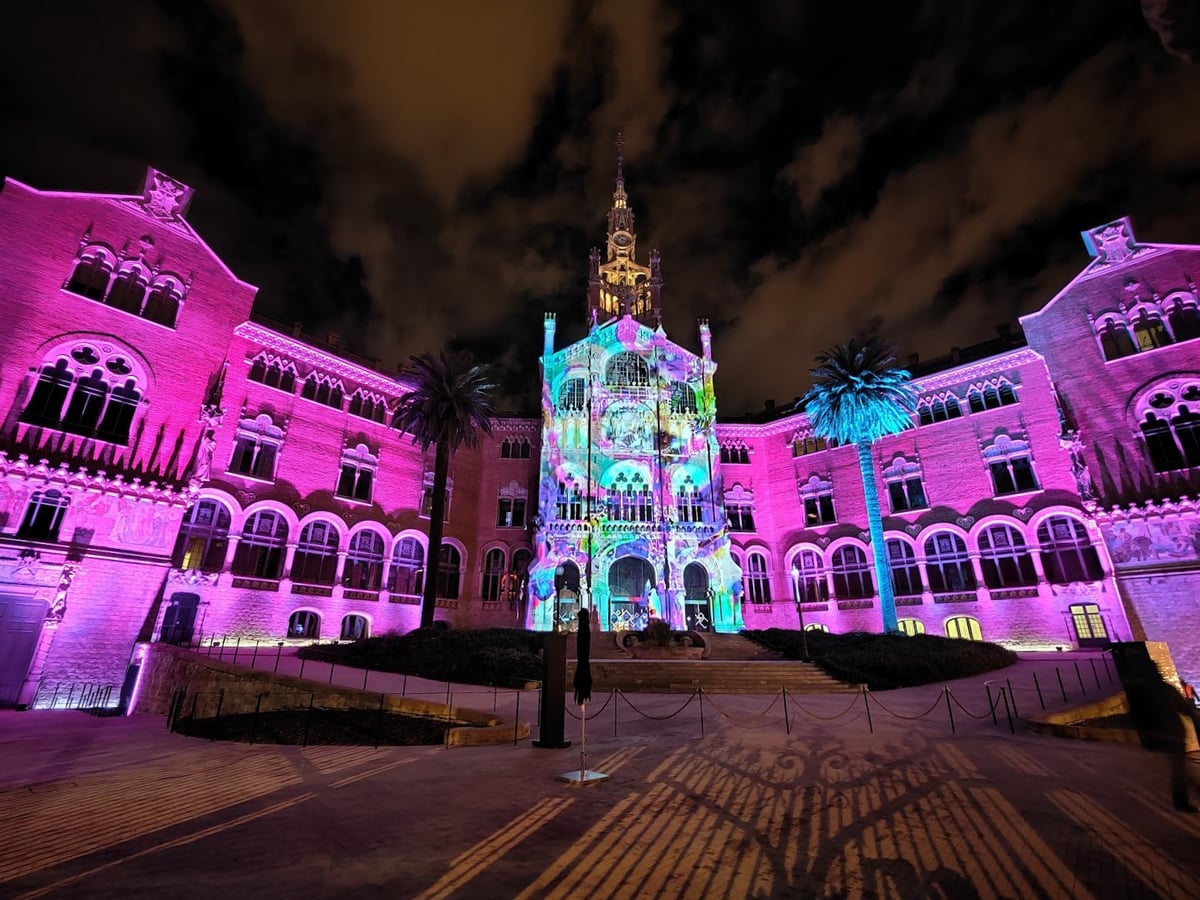 Edificio histórico iluminado con proyecciones de colores