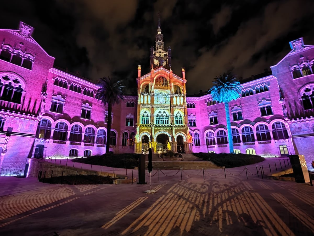 Plaza iluminada con una fachada histórica decorada