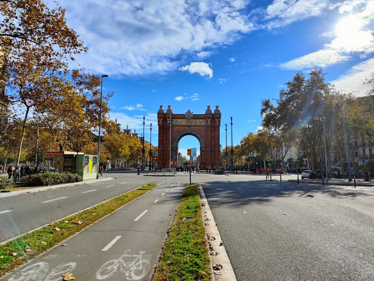 Arco de Triunfo de Barcelona entre árboles