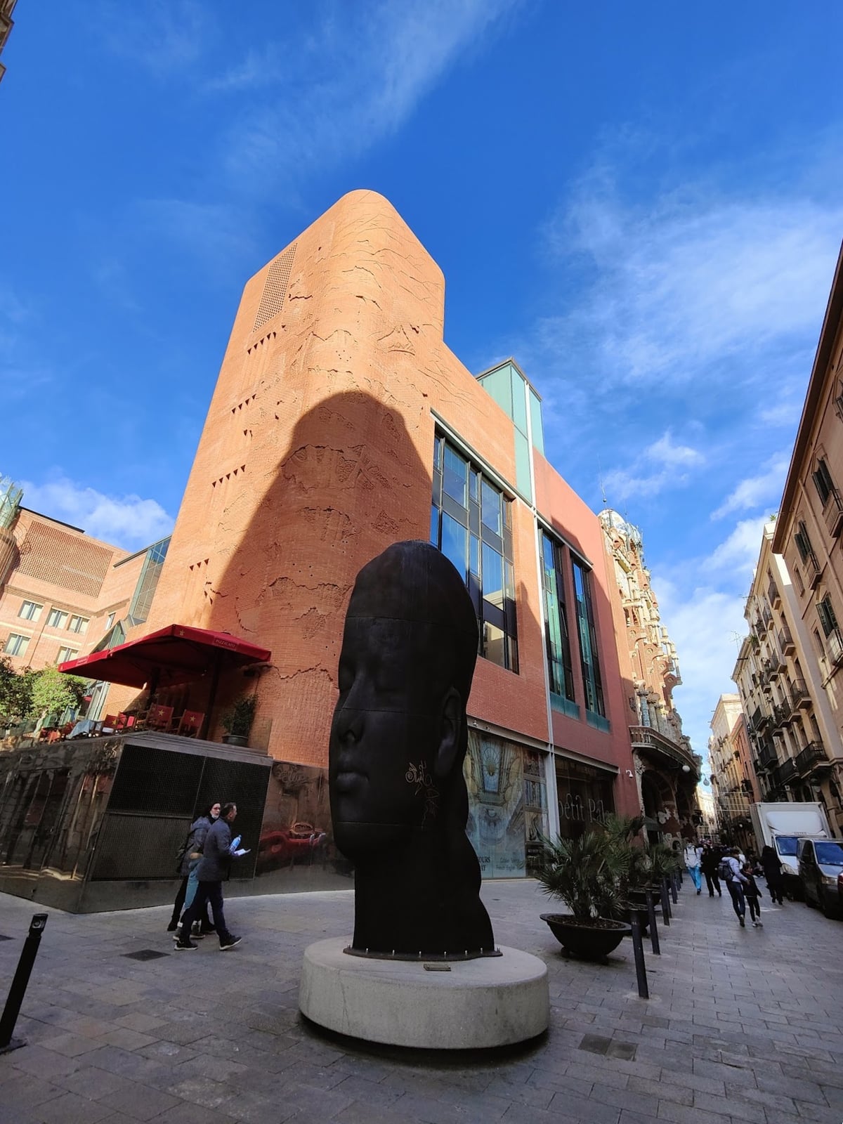 Escultura abstracta en una plaza