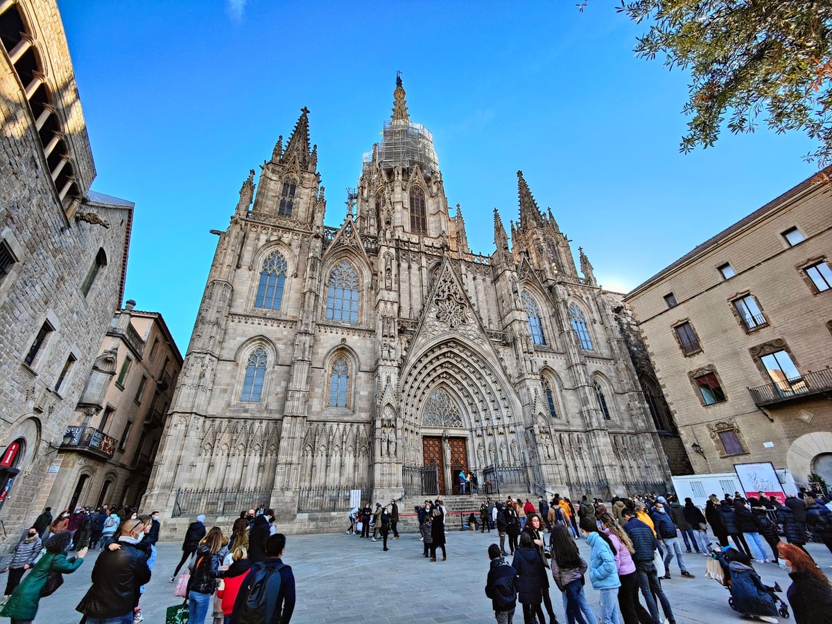 Catedral de Barcelona con visitantes en la plaza