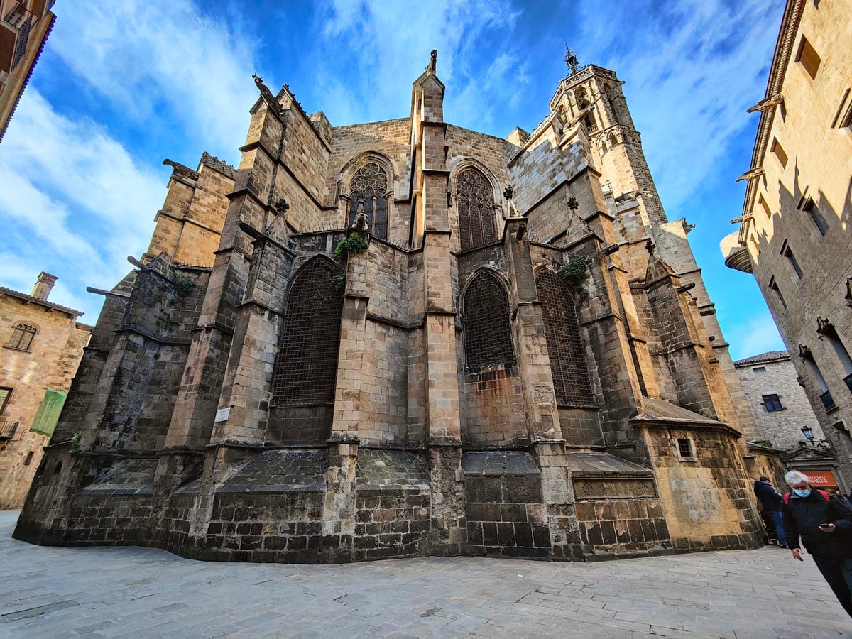 Iglesia histórica de piedra en el Barrio Gótico