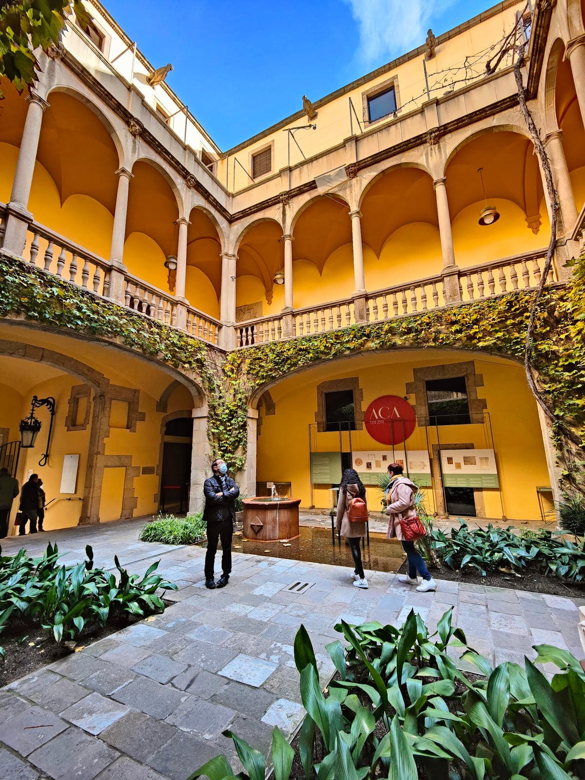 Patio interior porticado de un edificio histórico