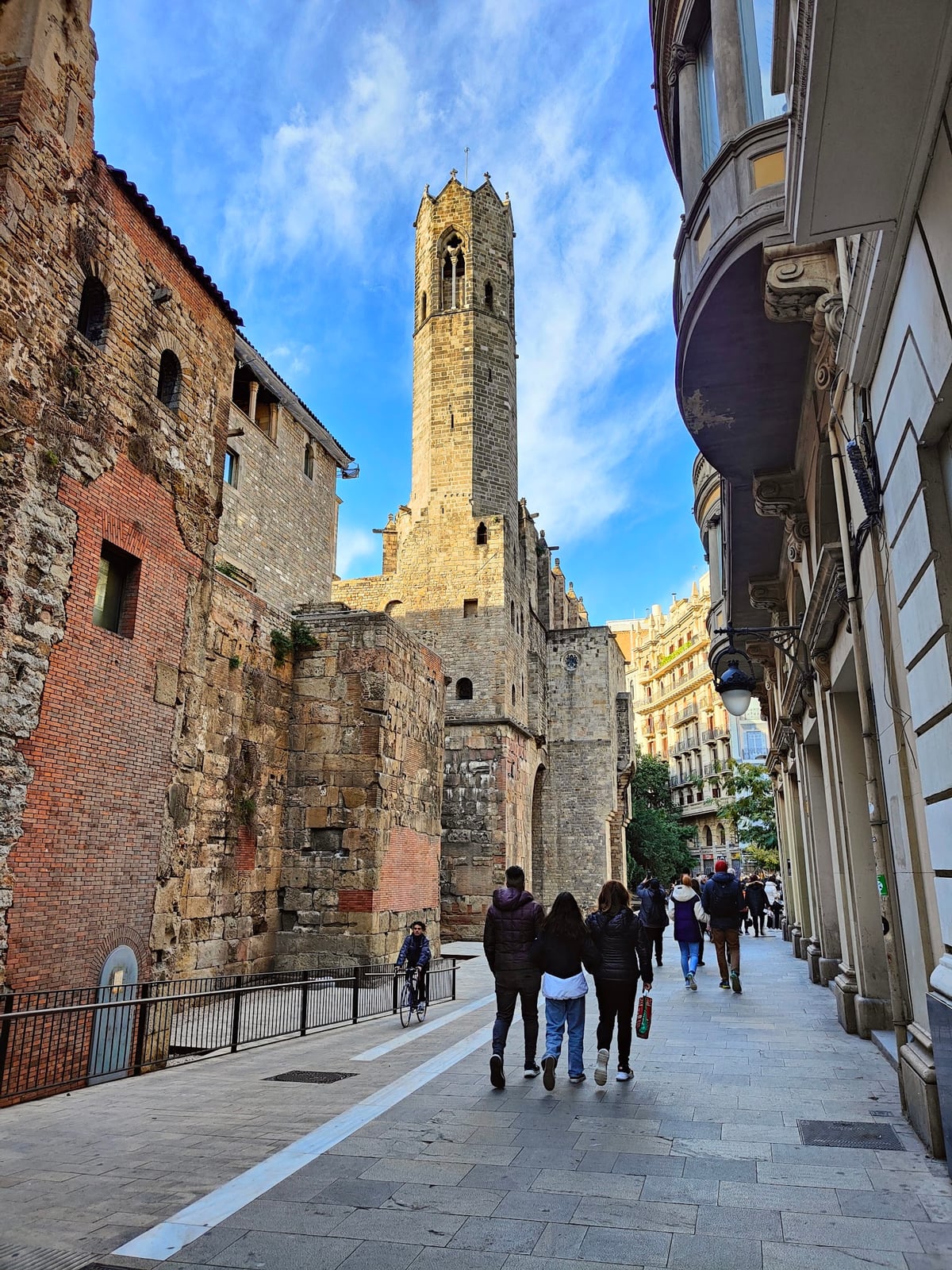 Calle del Barrio Gótico junto a una torre medieval
