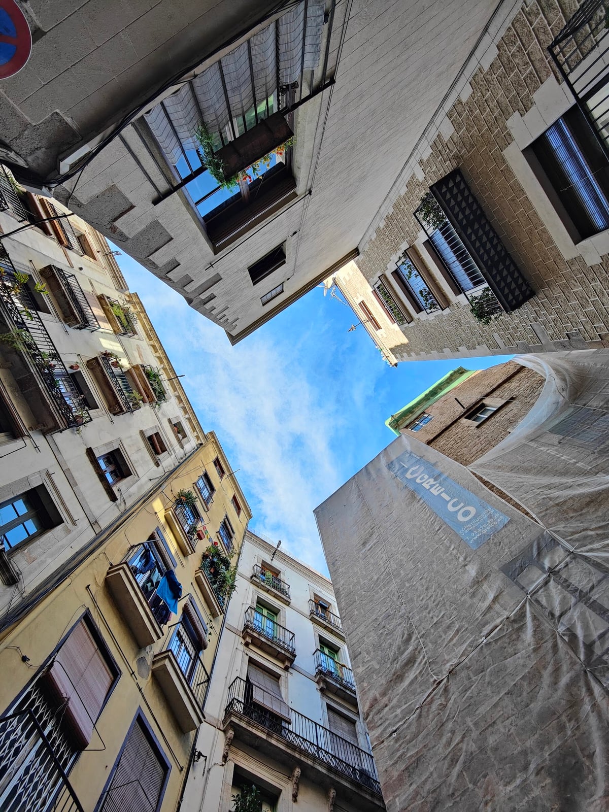 Fachadas altas de un callejón del casco antiguo
