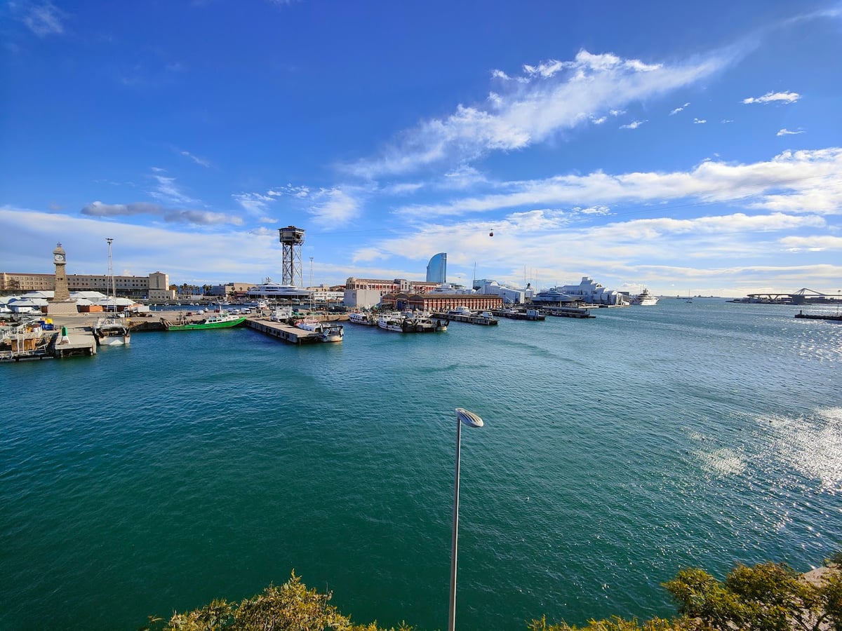 Puerto de Barcelona visto desde una zona elevada