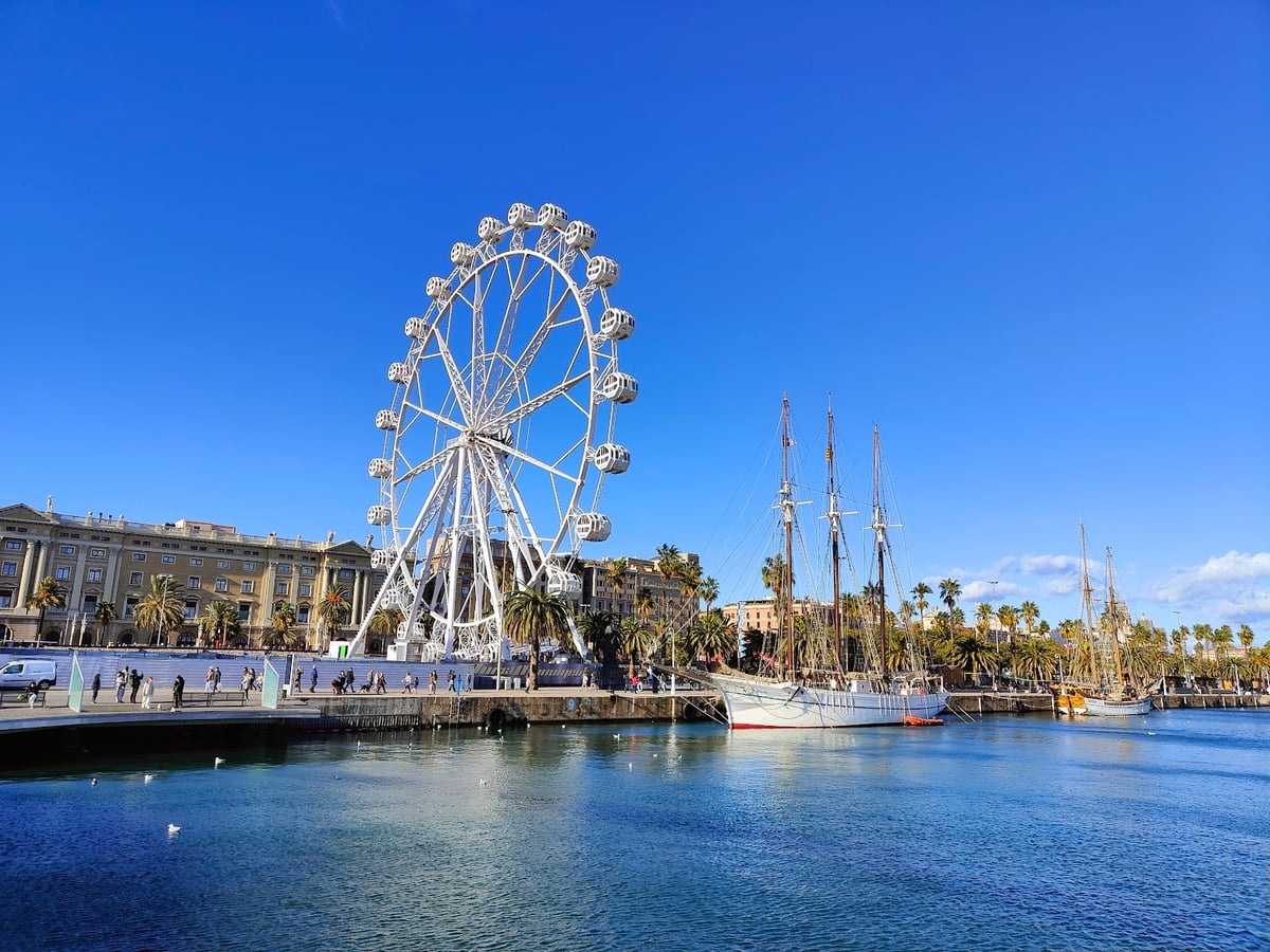 Noria junto al puerto de Barcelona