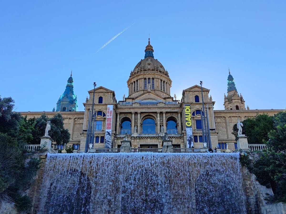 Palacio Nacional de Montjuïc con la fuente en primer plano