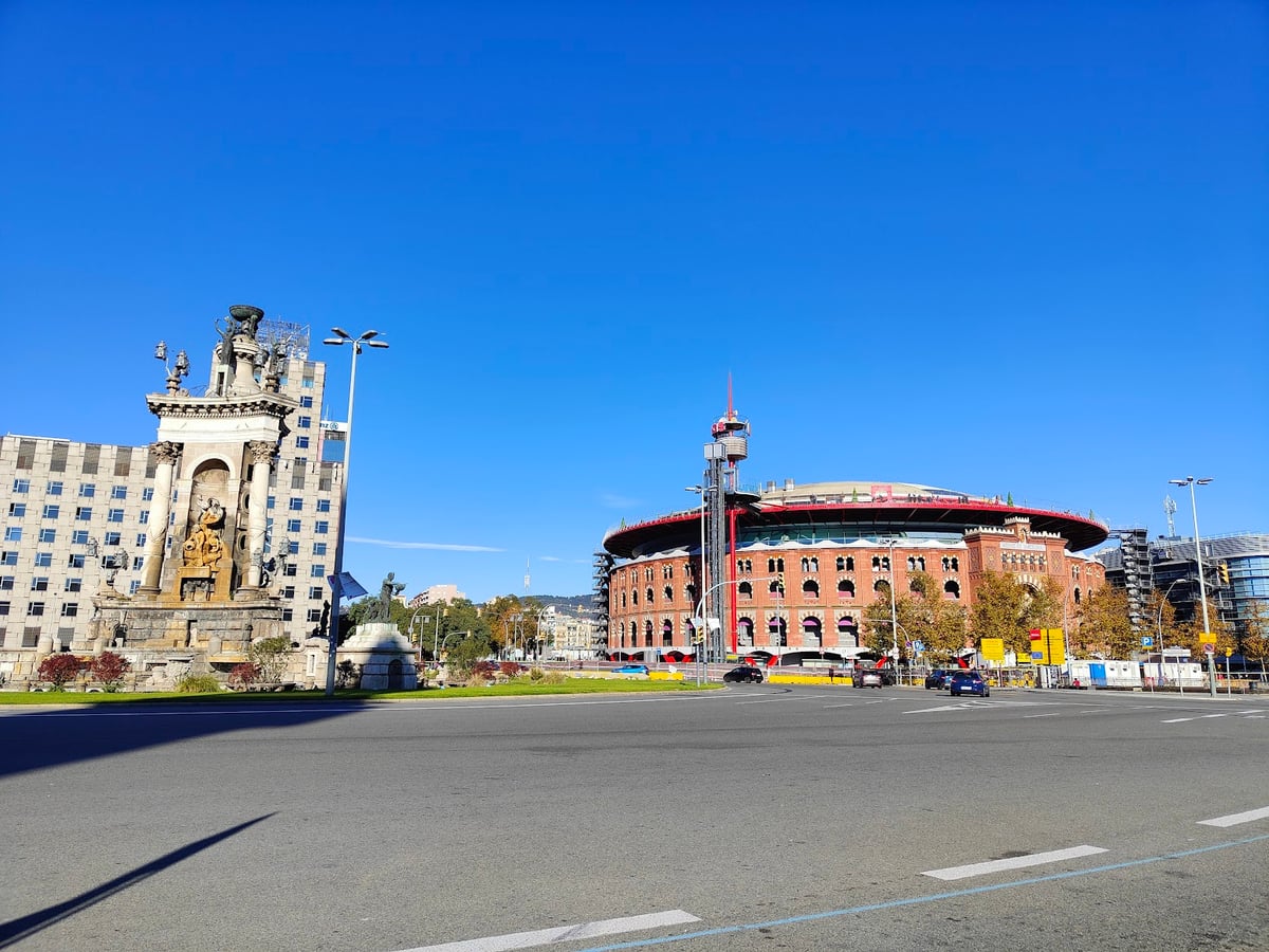 Edificios y plaza junto a Montjuïc
