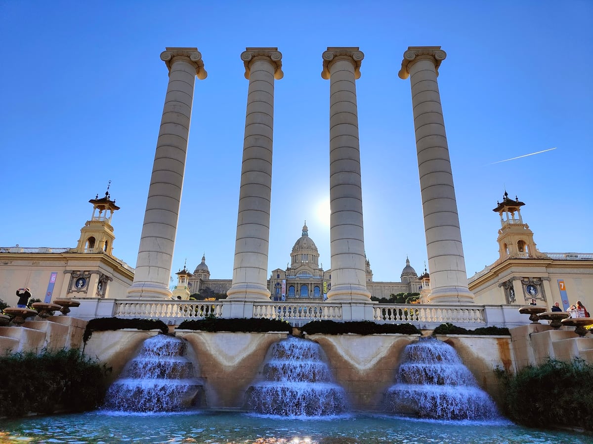 Cuatro columnas monumentales de Montjuïc frente al Palacio Nacional