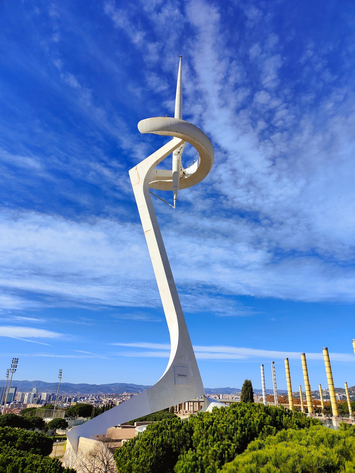Escultura de una figura estilizada frente al cielo