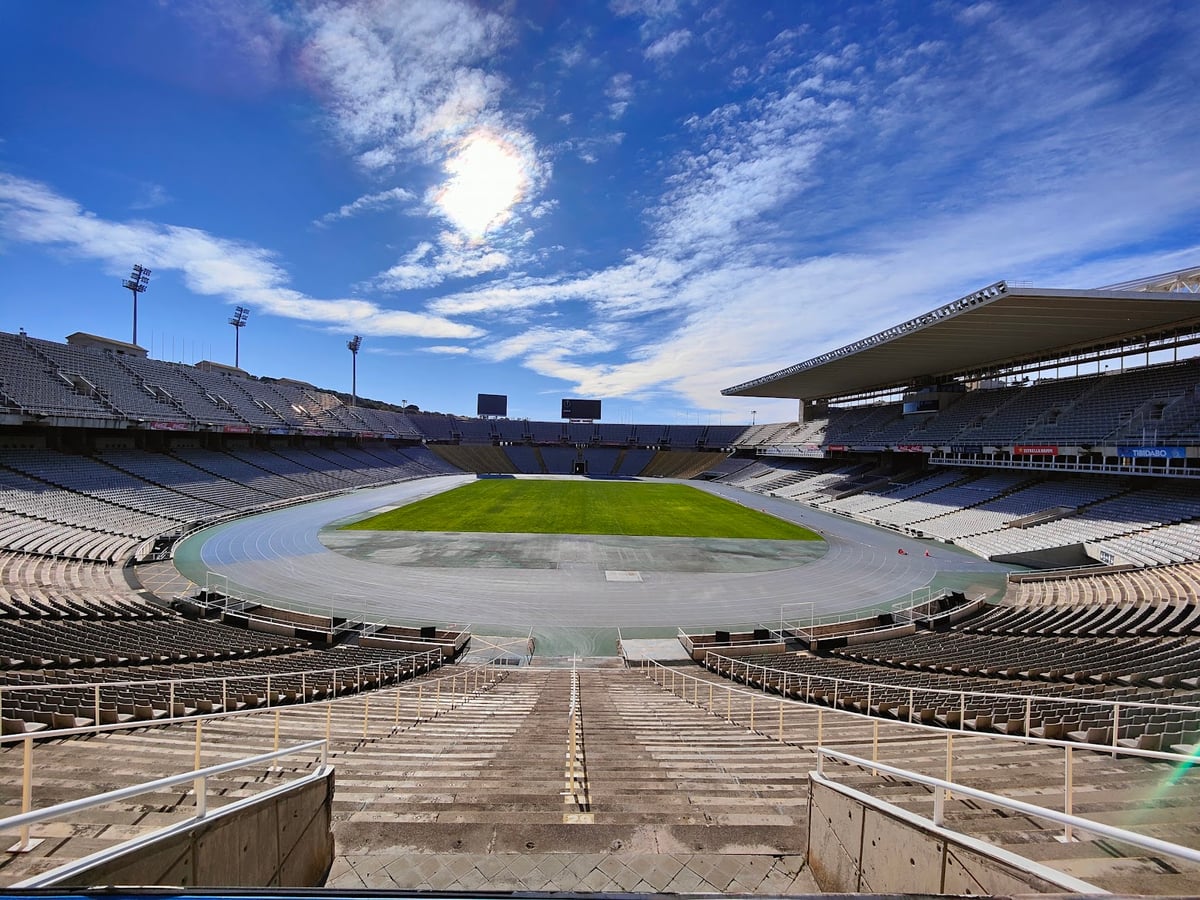 Estadio olímpico con las gradas y el terreno de juego