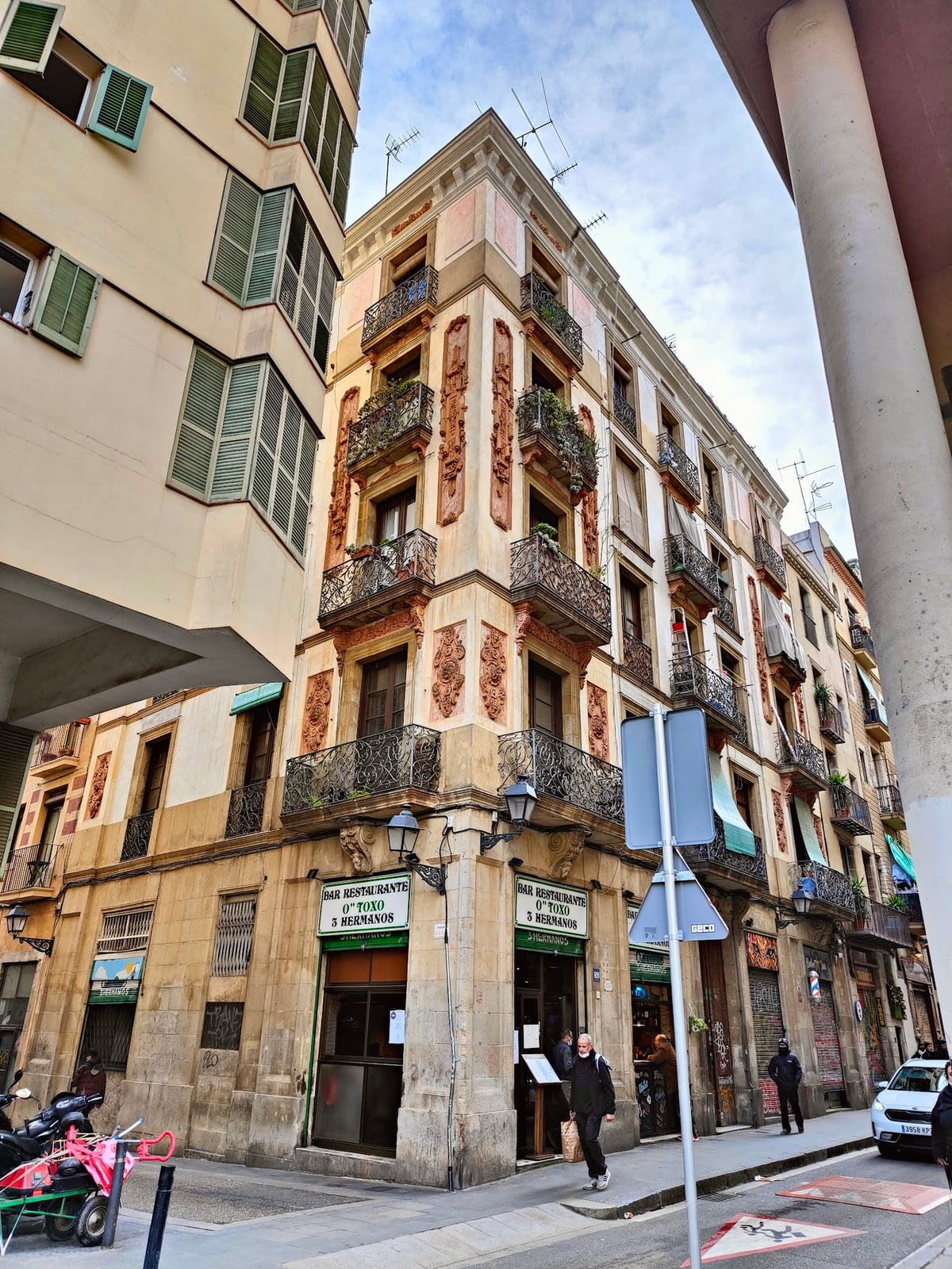 Edificio modernista en una calle de Barcelona