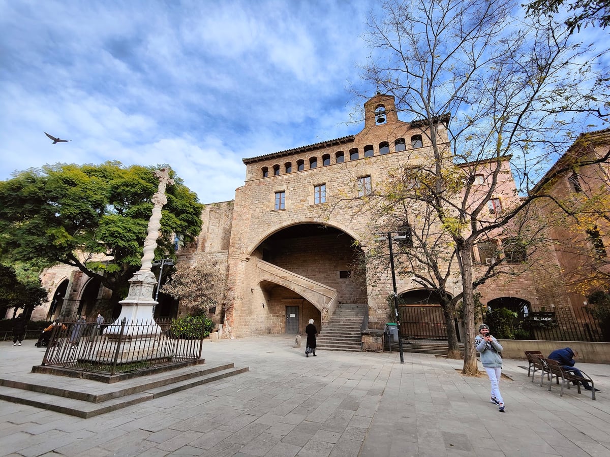 Puerta de un edificio histórico en una plaza