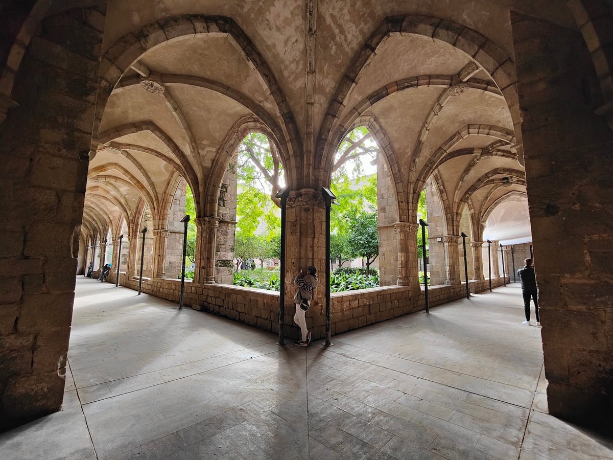 Claustro interior con columnas y arcos