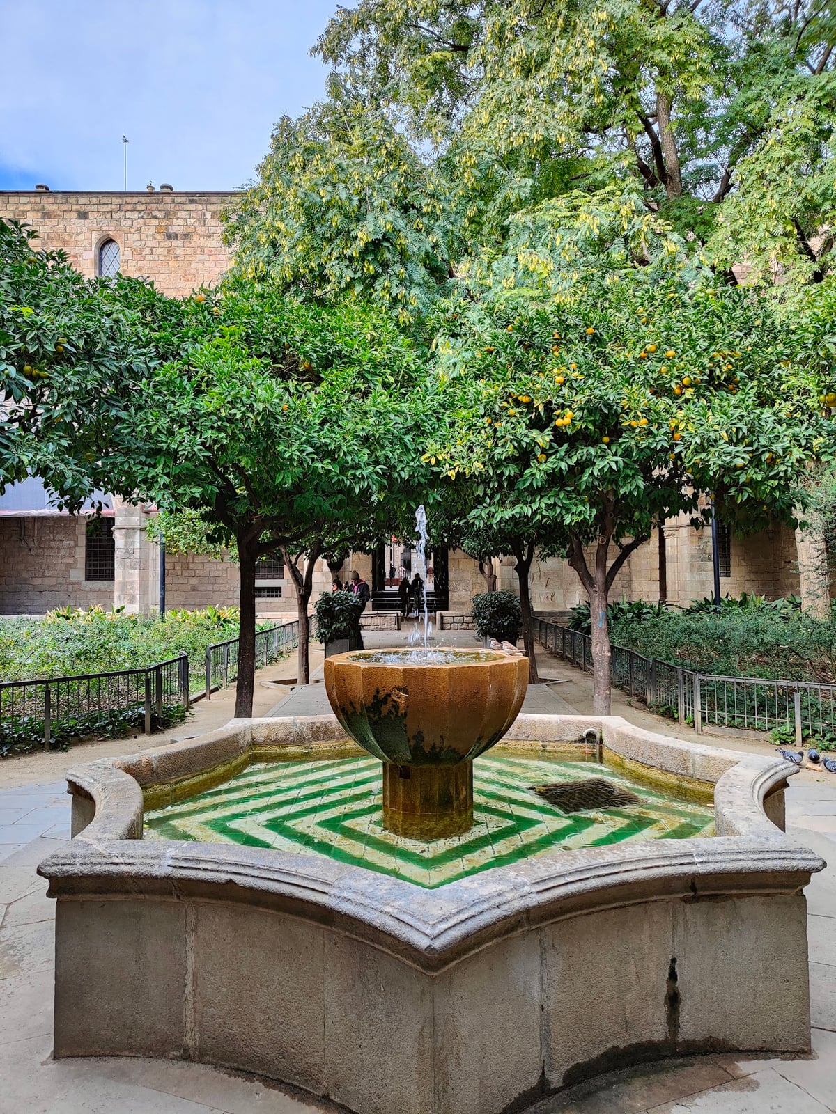 Fuente ornamental en un patio interior