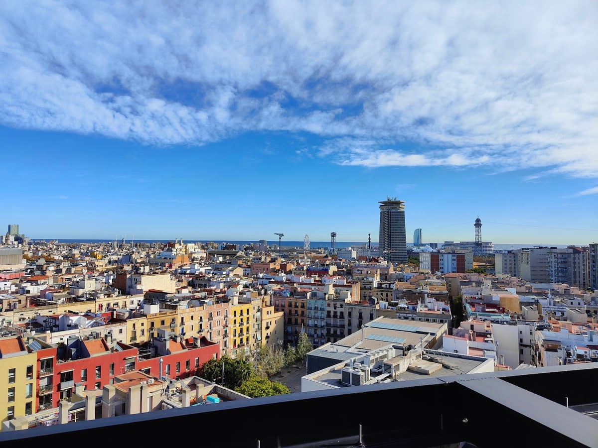 Panorámica de Barcelona desde una terraza elevada