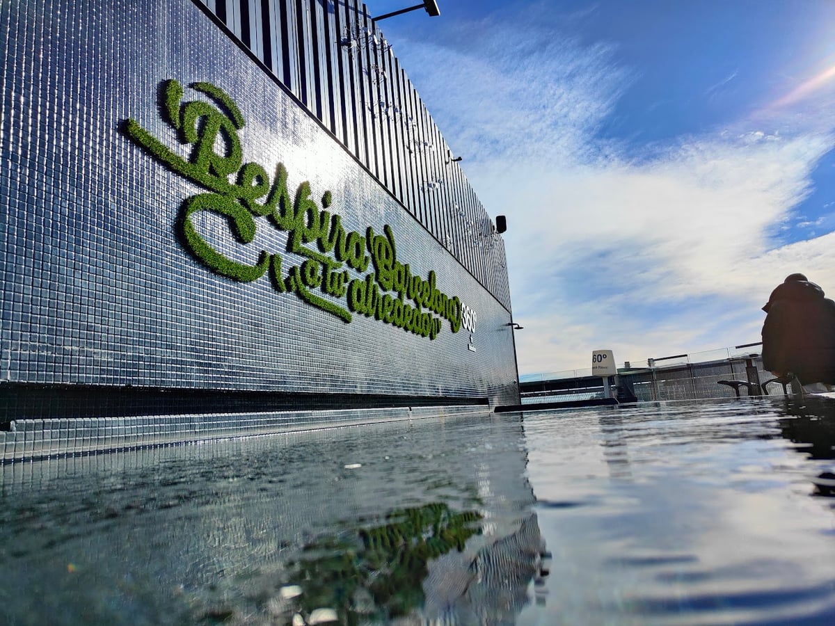 Rótulo de un edificio comercial junto al agua