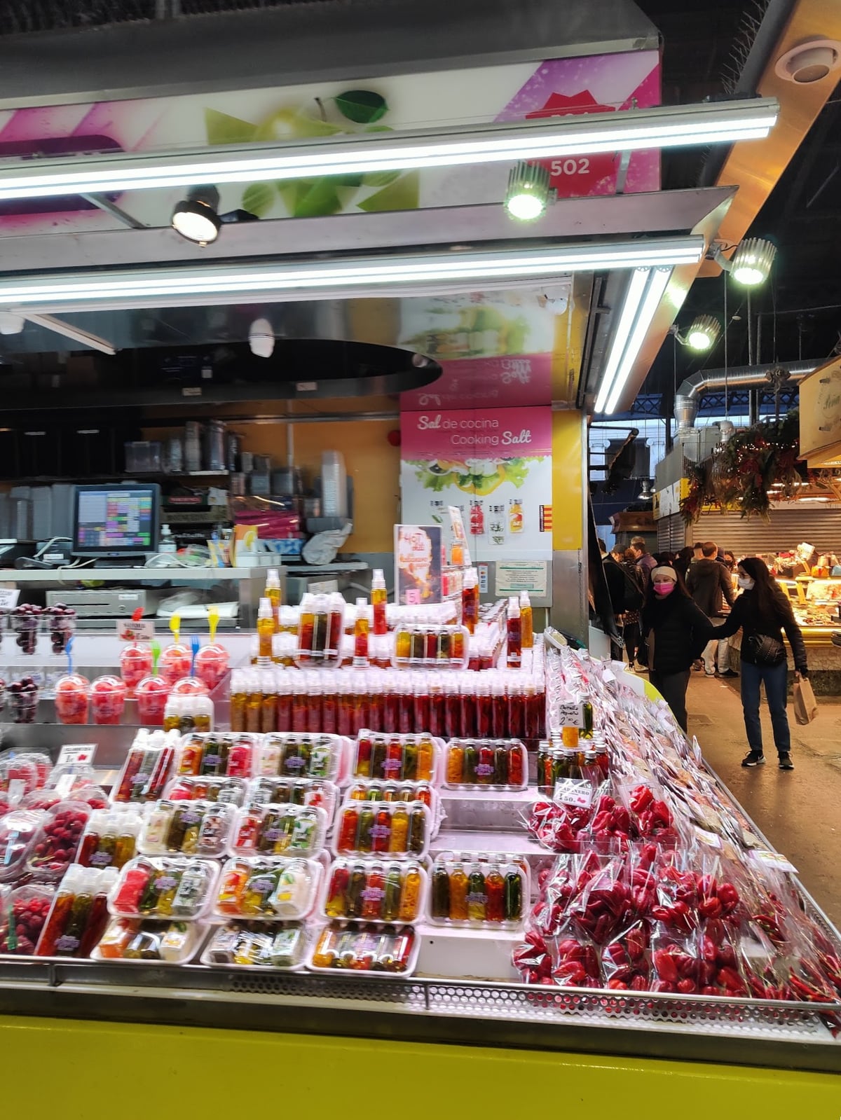Tienda de alimentación con productos en los estantes