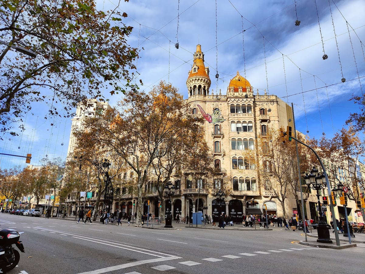 Iglesia de Barcelona rodeada de árboles