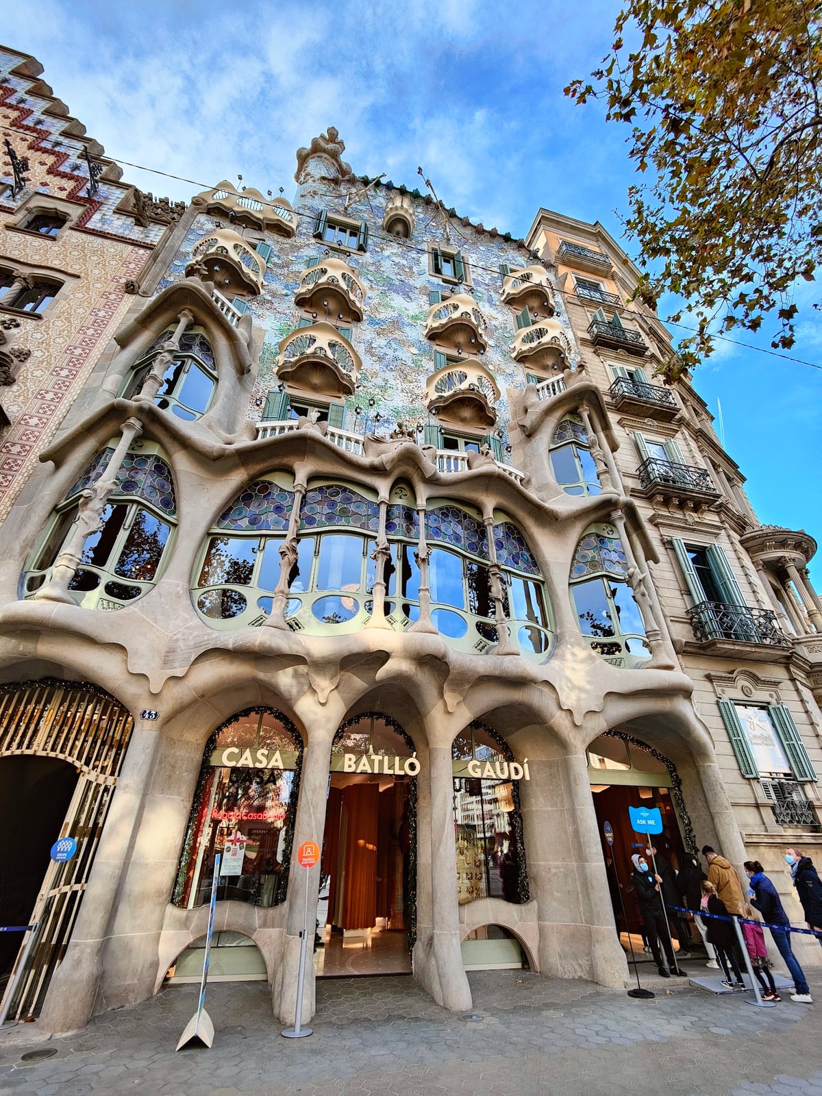 La fachada ondulada de la Casa Batlló, con su mosaico de trencadís y los balcones en forma de máscara