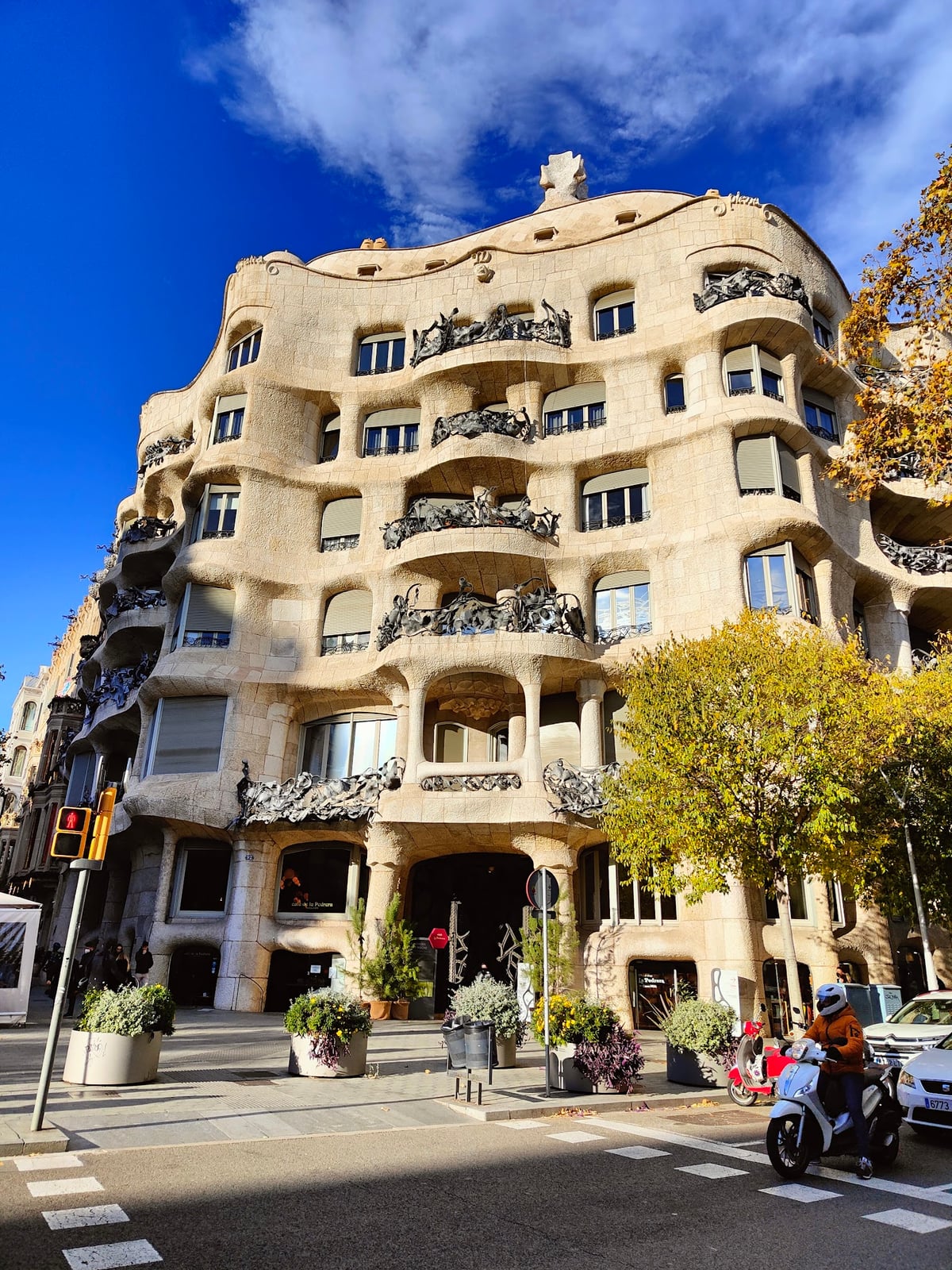 La fachada de La Pedrera, con su piedra ondulada y los balcones de hierro forjado, en el Passeig de Gràcia