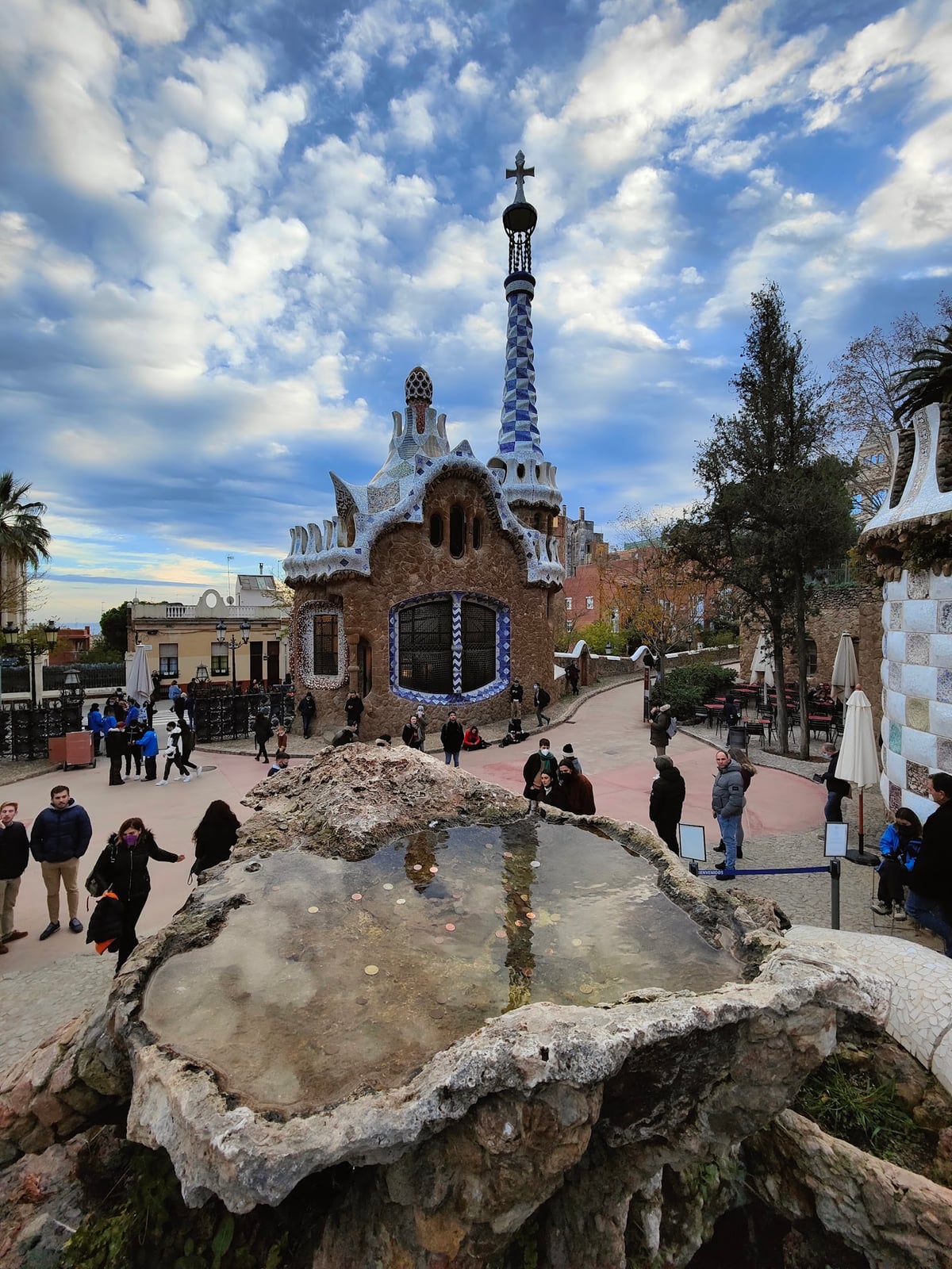Interior del Park Güell con columnas