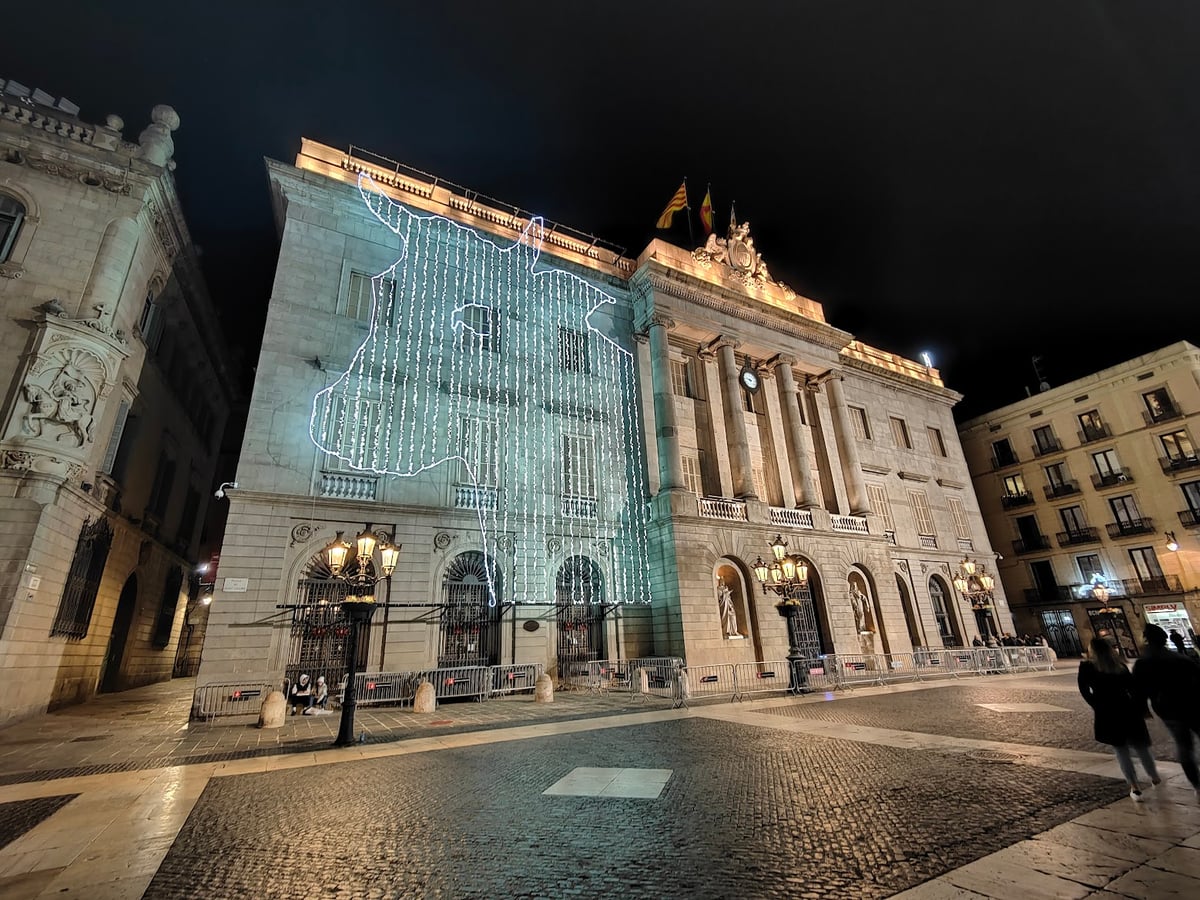 Edificio iluminado junto a una avenida