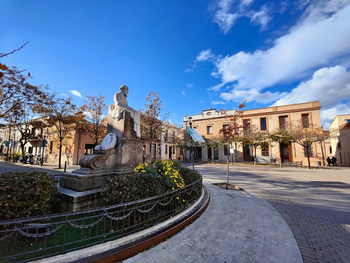 Jardines con un edificio histórico