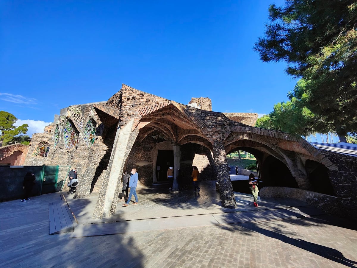 Interior de una construcción modernista con arcos