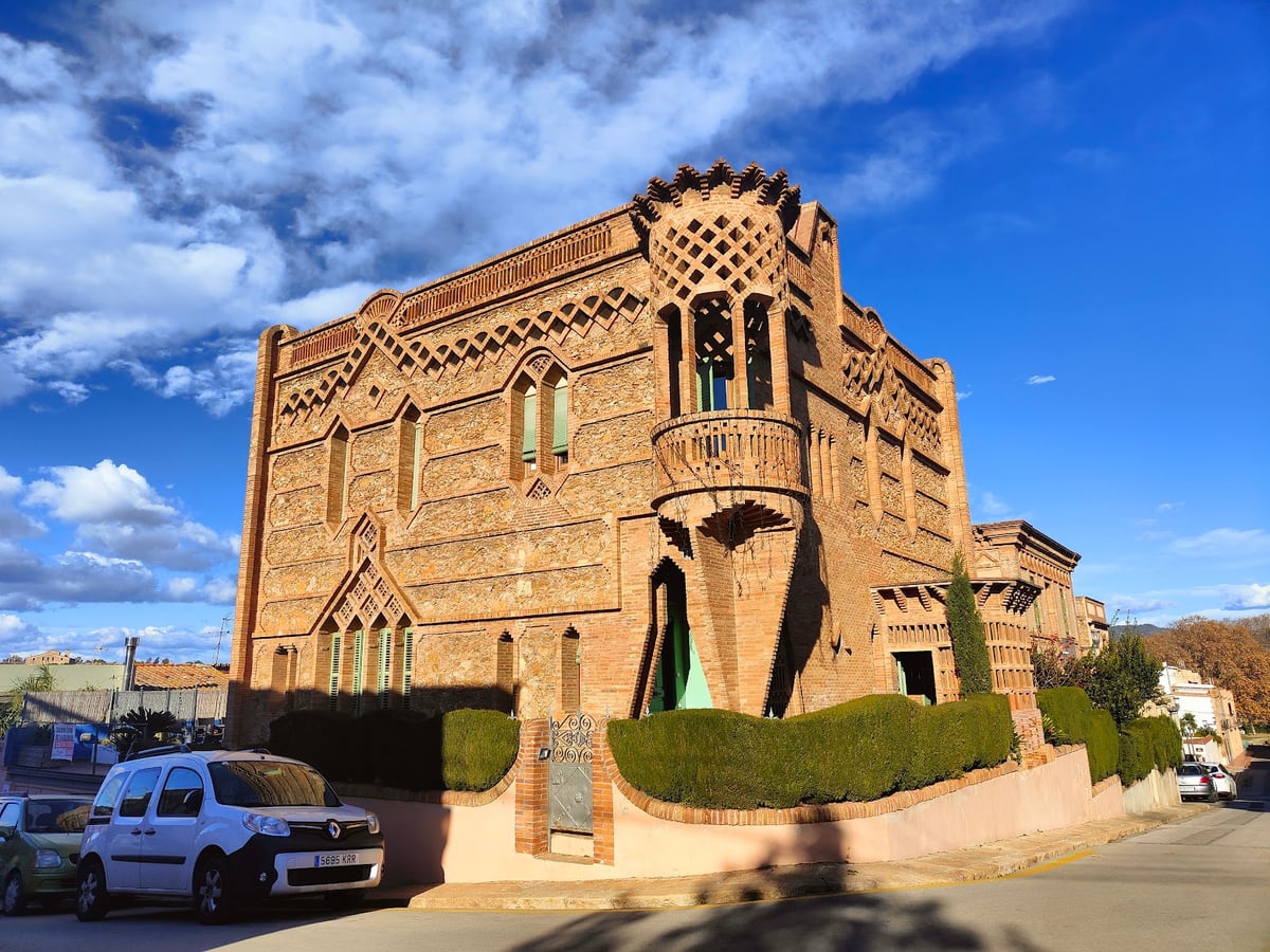 Panorámica de una plaza de Barcelona con visitantes