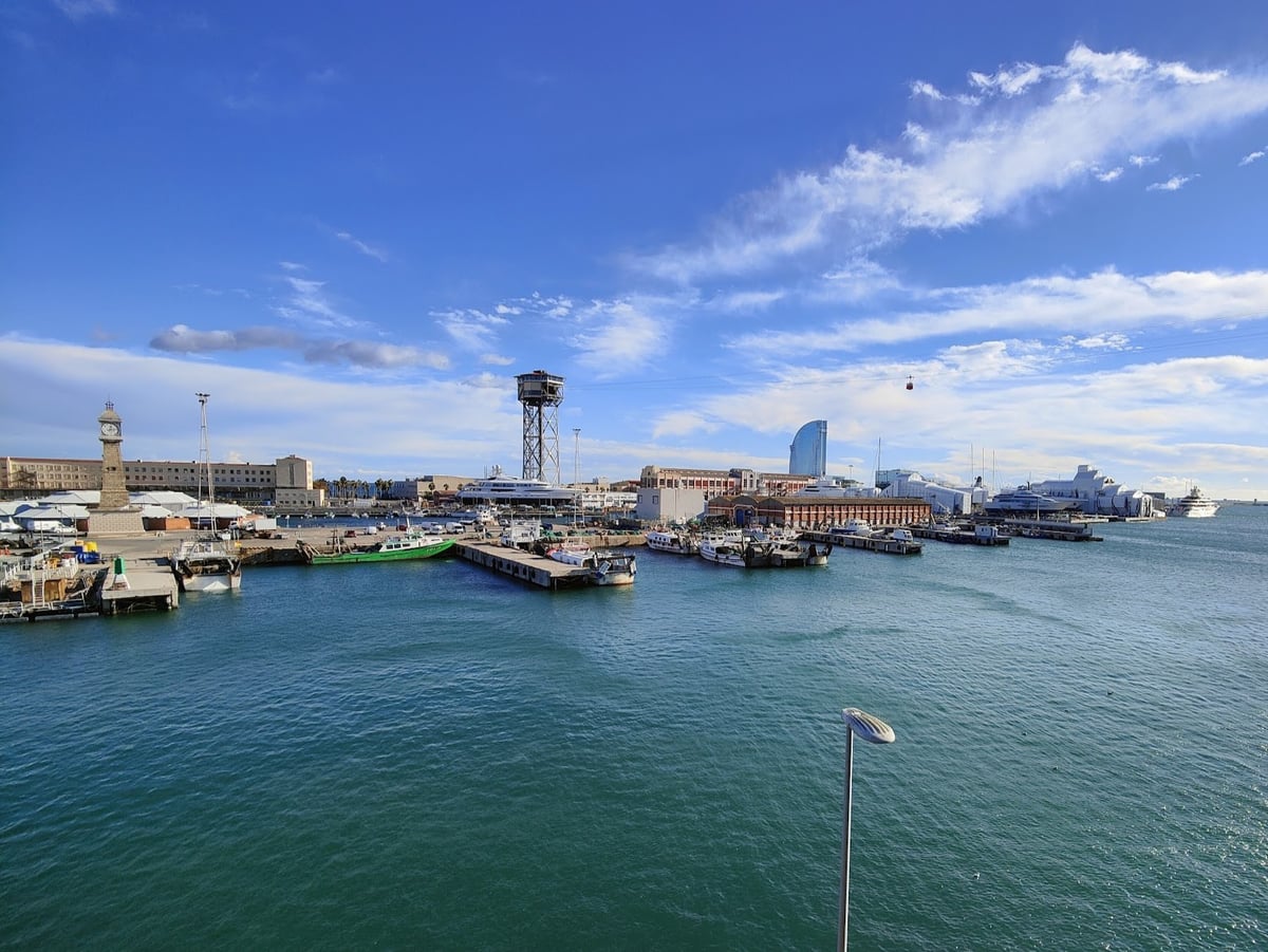 Edificios del centro de Barcelona bajo un cielo azul