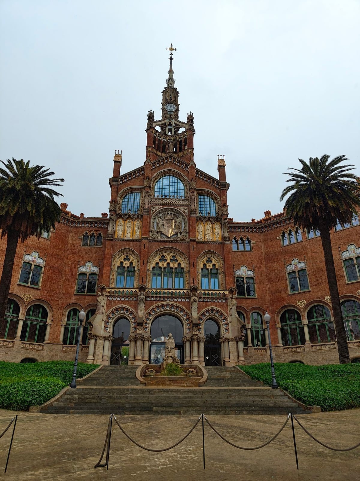 Edificio modernista de Barcelona con fachada de ladrillo y decoración ornamental