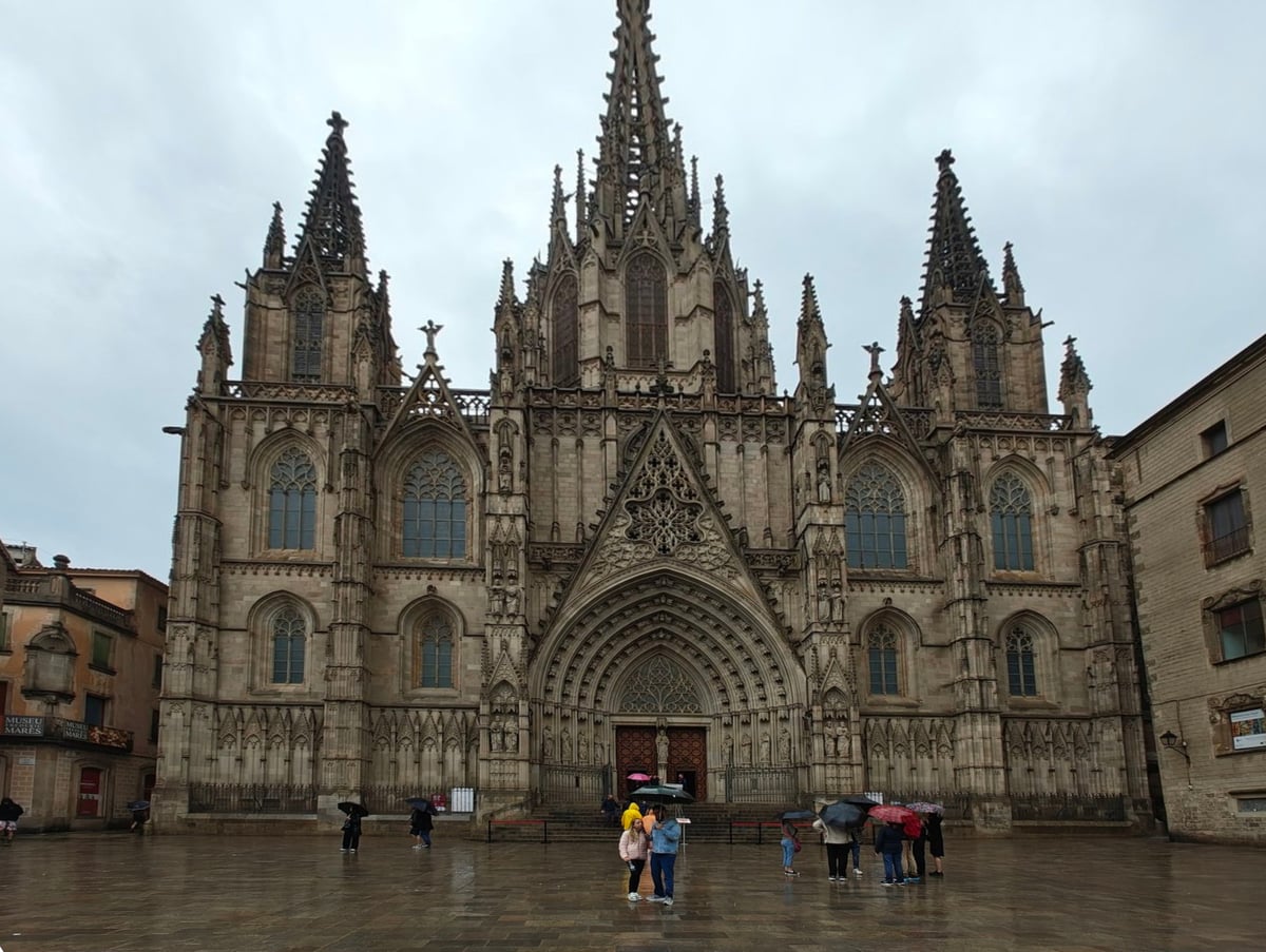 Catedral de Barcelona vista desde la plaza