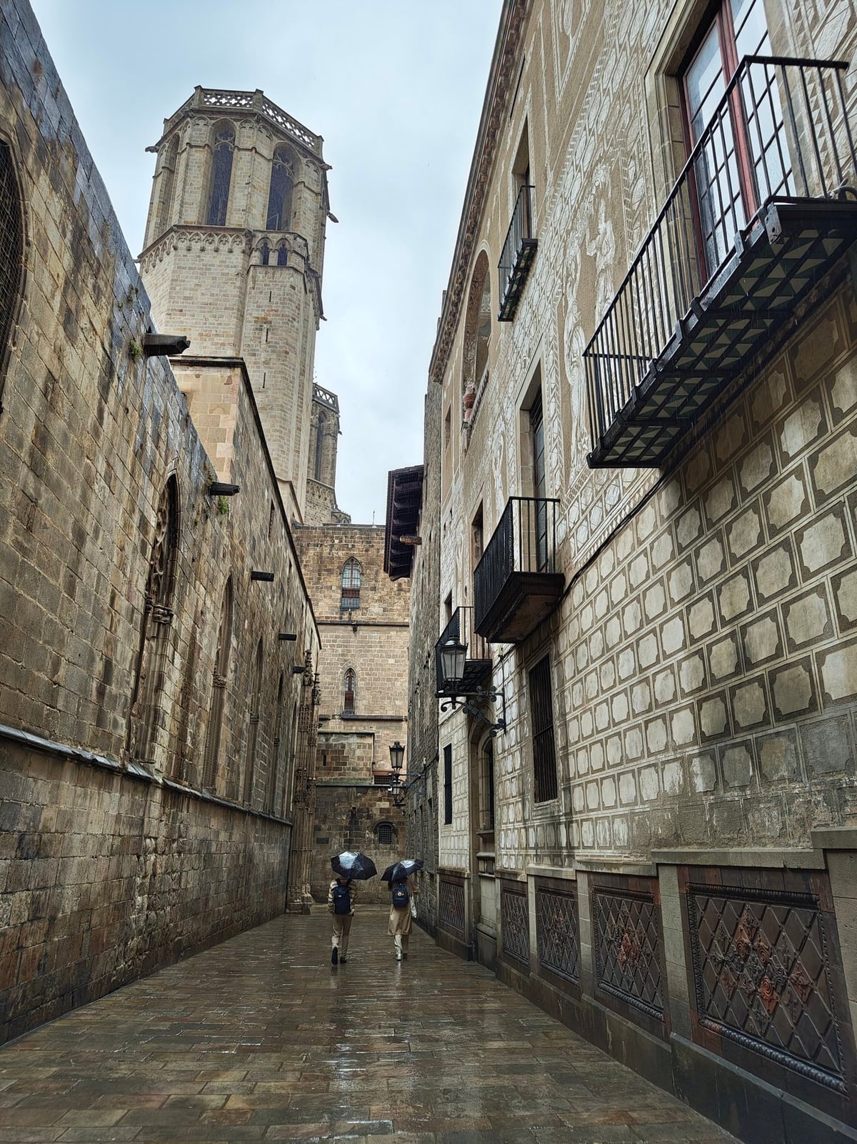 Callejón del Barrio Gótico con muros de piedra