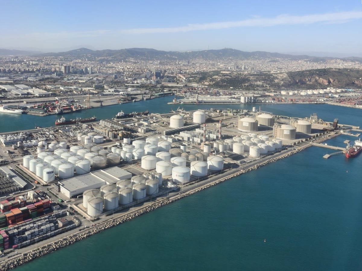 Vista aérea del puerto de Barcelona con depósitos y embarcaciones