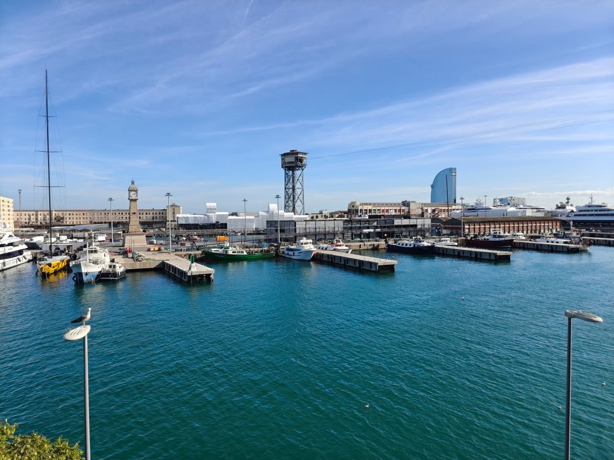 Puerto de Barcelona con embarcaciones y grúas