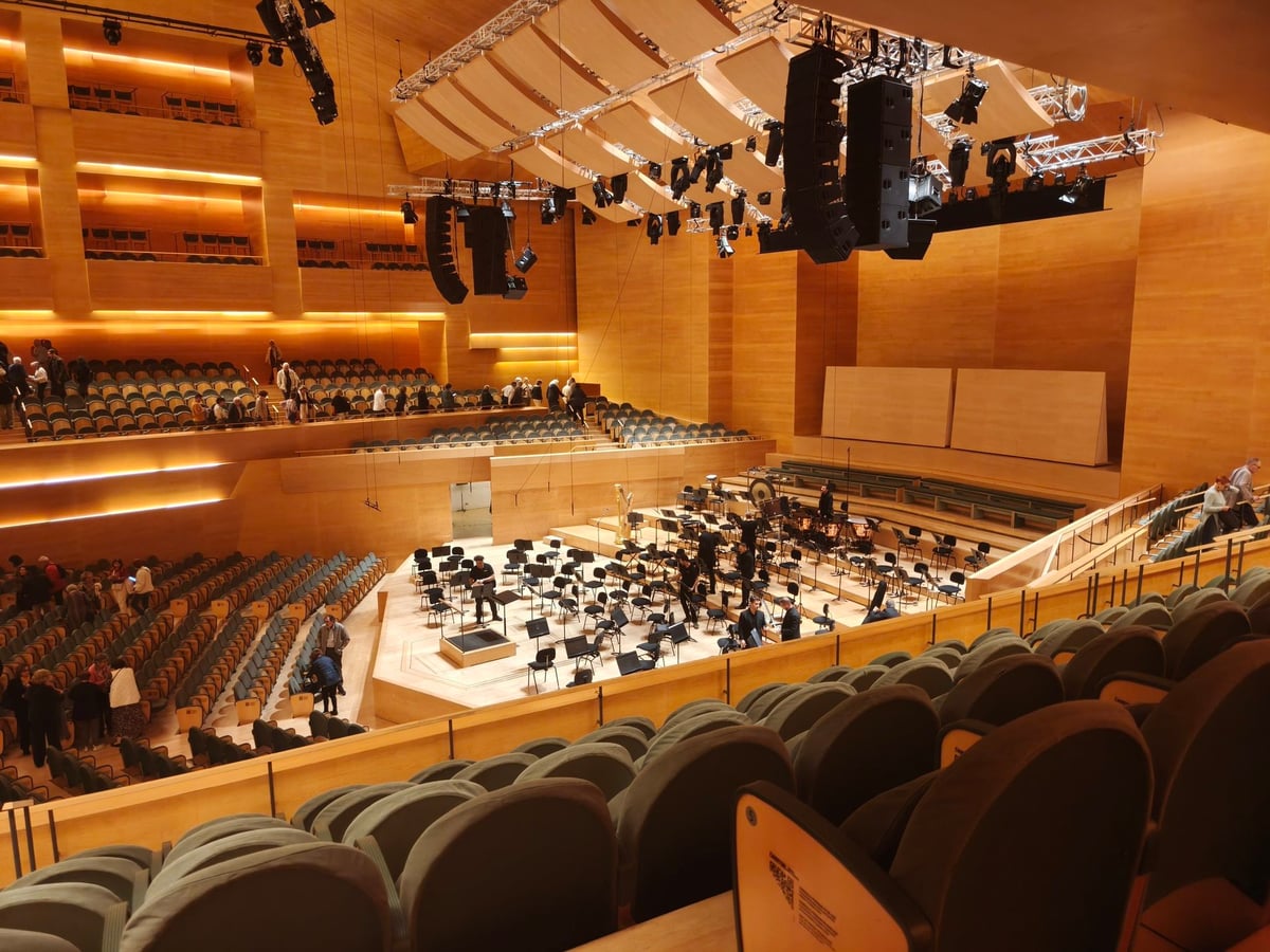 Interior del Palau de la Música Catalana con el escenario y el patio de butacas