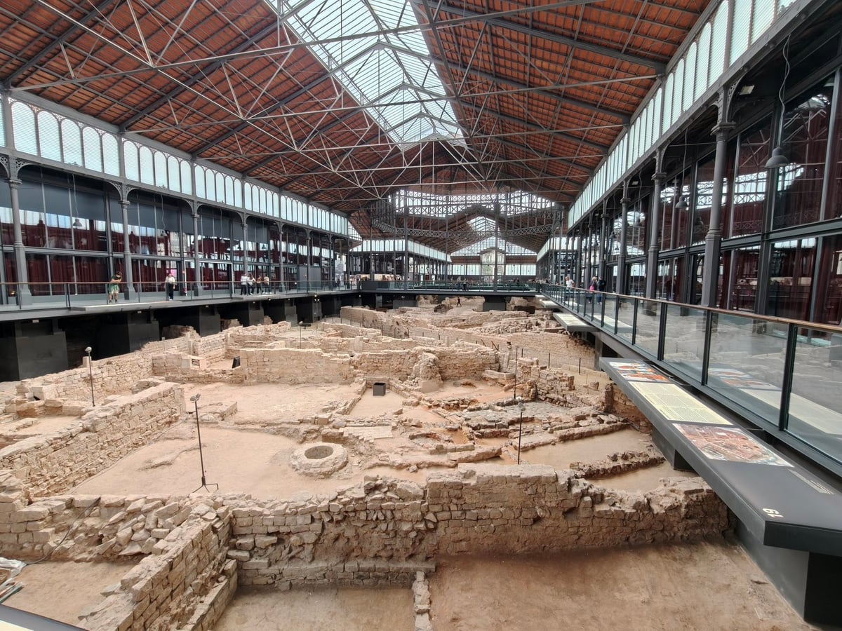 Restos arqueológicos expuestos bajo una cubierta