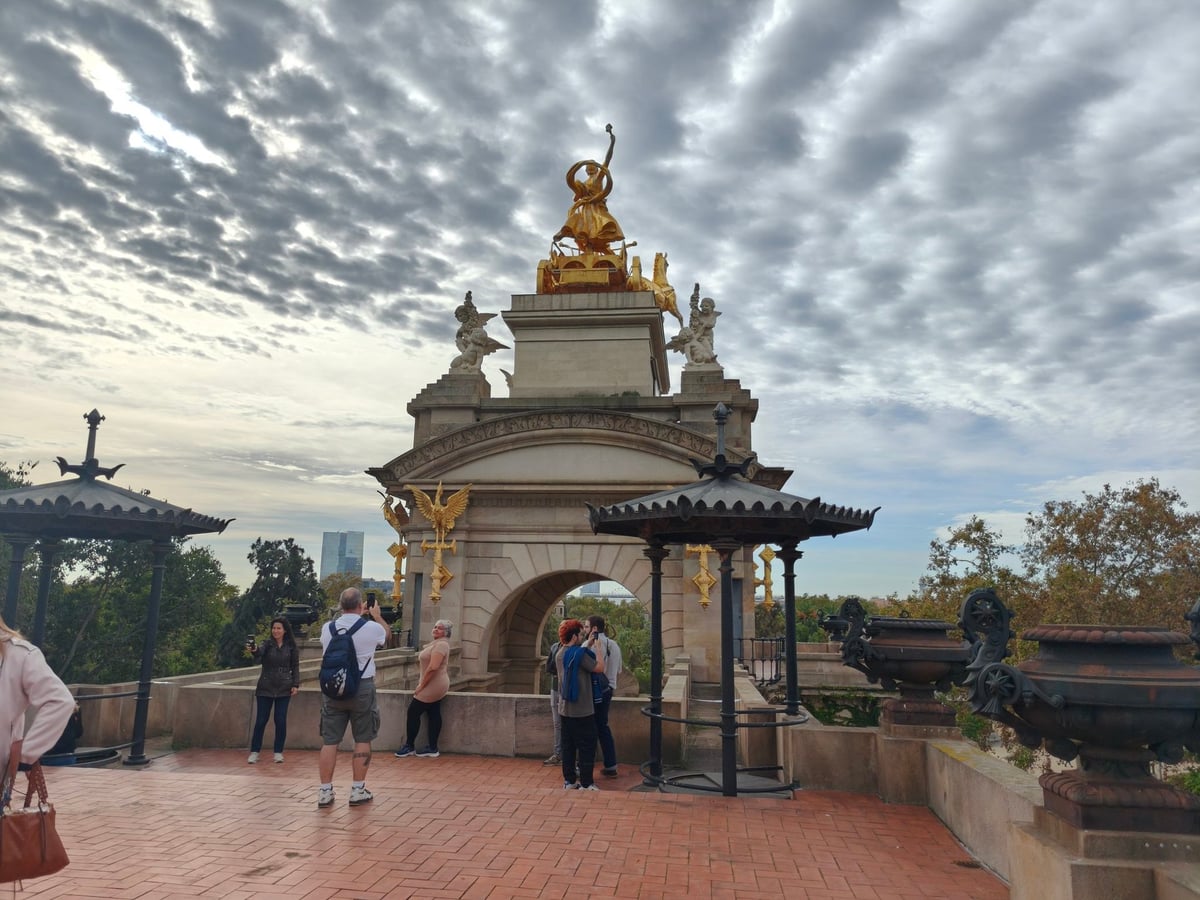 Arco del Triunfo de Barcelona con la escultura dorada
