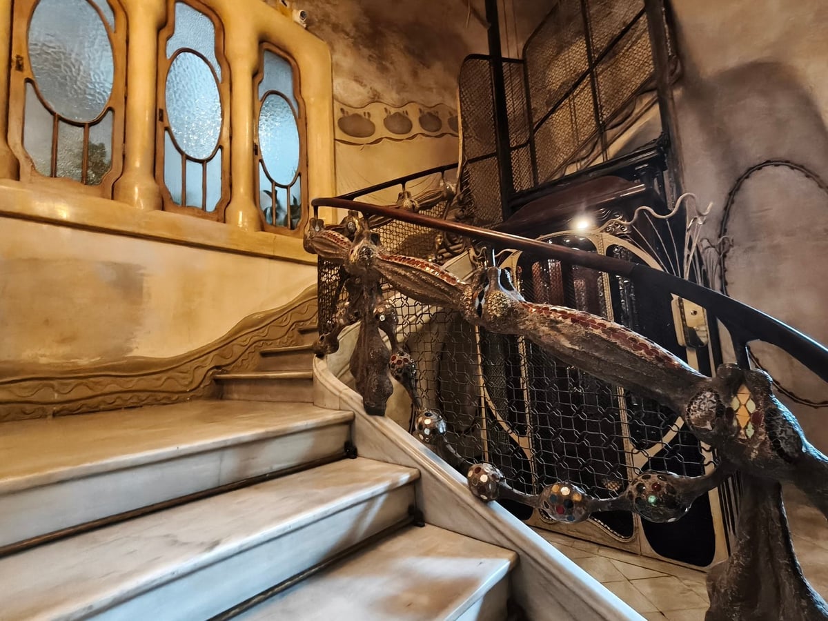 Escalera monumental de un edificio histórico con barandilla ornamental