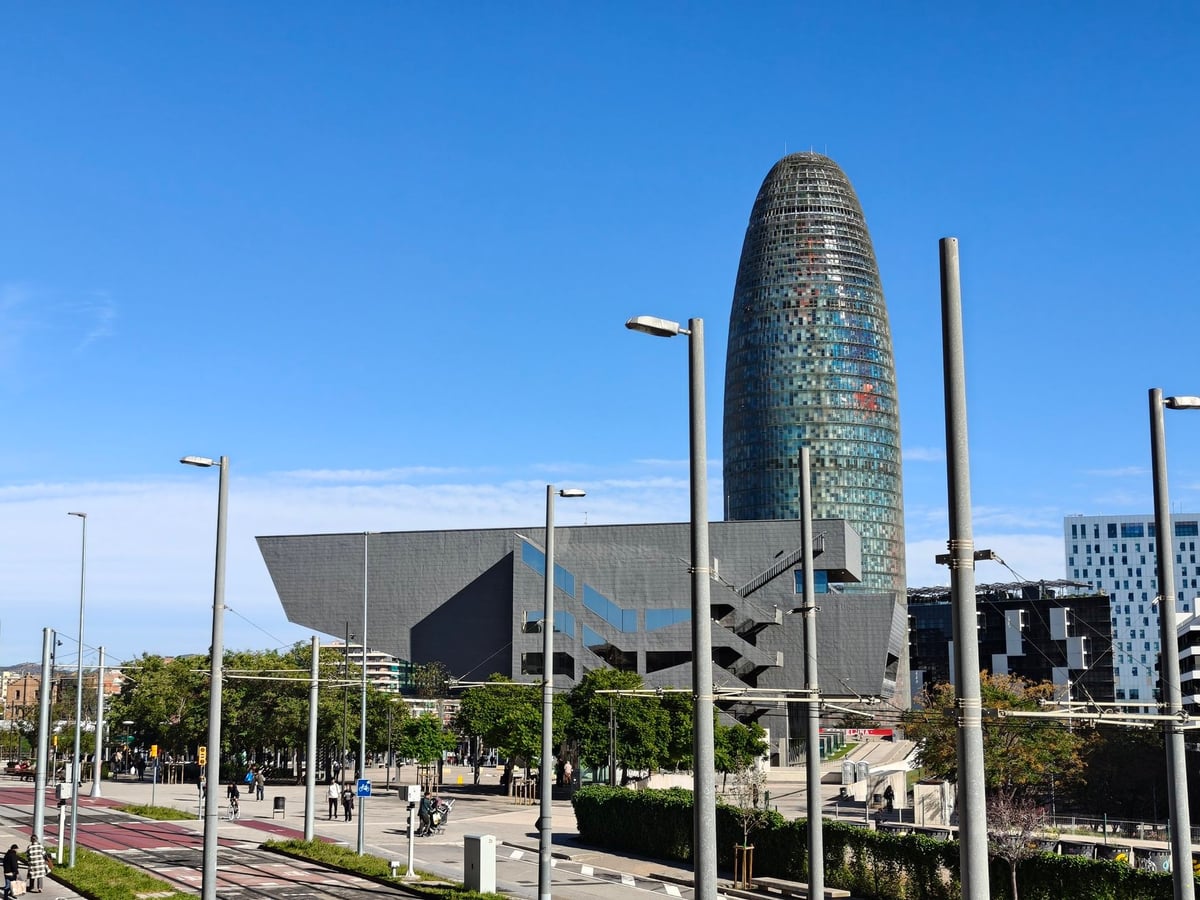 Torre Glòries junto a edificios modernos