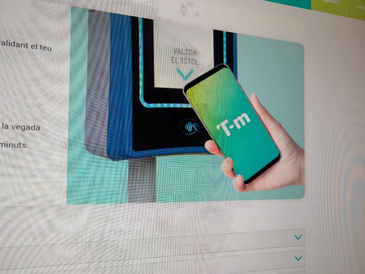 La pantalla de un móvil validando la tarjeta T-mobilitat en un torno del transporte público de Barcelona