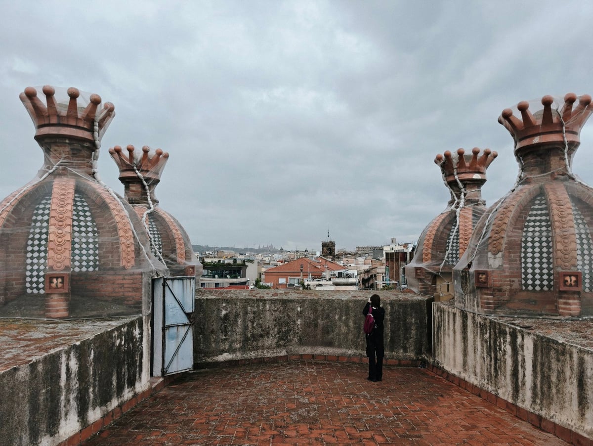El Arco de Triunfo de Barcelona, con su fachada de ladrillo rojo neomudéjar, fotografiado desde el Passeig de Lluís Companys