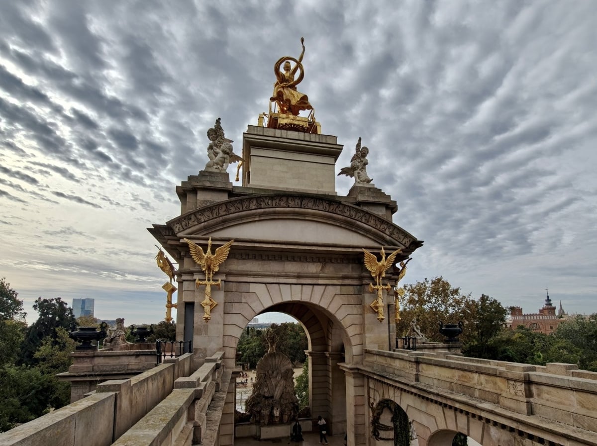 La Cascada Monumental del Parque de la Ciutadella, con la Cuadriga de la Aurora dorada coronando el arco central y las escalinatas simétricas junto al lago