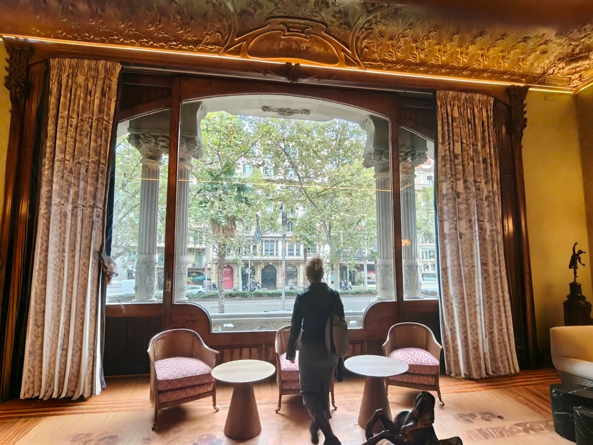 Fachada de la Casa Pérez Samanillo, sede del Círculo Ecuestre, con el gran ventanal ovalado conocido como la pecera de la ciudad sobre la Avenida Diagonal de Barcelona