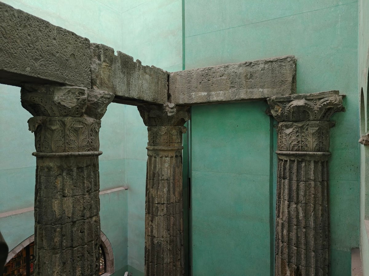 Puerta medieval de acceso al Centre Excursionista de Catalunya, en el carrer del Paradís de Barcelona