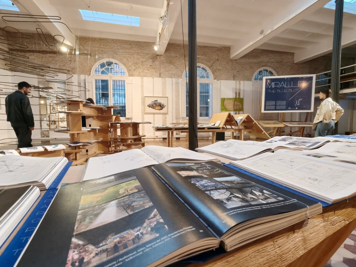 Fachada del edificio del Passatge de la Pau que alberga la Fundació Enric Miralles, en el Barri Gòtic de Barcelona